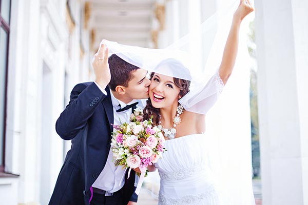 Die Hochzeitsmesse in Ingolstadt kann Brautpaaren helfen, das Budget für die Hochzeitsplanung im Blick zu behalten.
