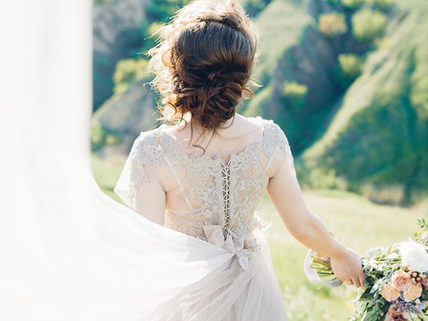 Brautmode mit Spitze und Häkeleinsatz - Finden Sie Ihr passendes Brautkleid!