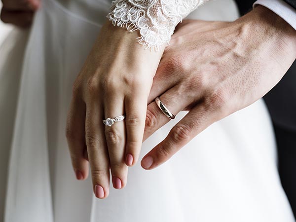 Silberne Trauringe am Finger der Ehefrau mit Perlen und Diamanten!