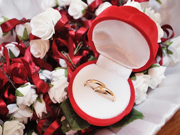 Gold und Silber - Die Highlight-Materialien für Eheringe und Hochzeitsschmuck!